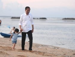 Jokowi Temani Cucu Main Pasir Bareng Di Pantai