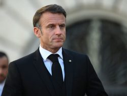 Macron Didesak Mundur di Tengah Krisis Politik Terburuk Perancis