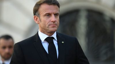 Macron Didesak Mundur