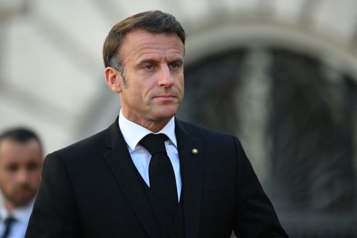 Macron Didesak Mundur