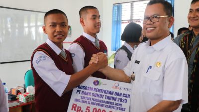 Ketua DPD PDIP Sumut Salurkan Beasiswa Rp309 Juta untuk 635 Pelajar di Toba, Bupati