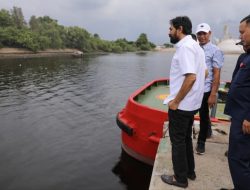 Mualem Tinjau Distribusi Logistik Pasca Banjir di Pelabuhan Krueng Geukueh Aceh Utara