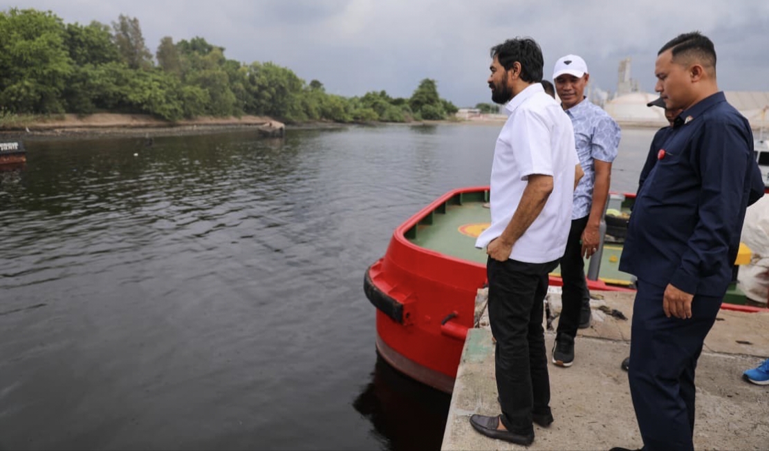 Mualem Tinjau Distribusi Logistik