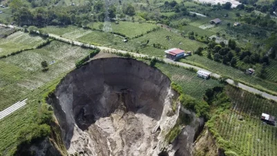 Bibir Gemuruh Lubang Raksasa