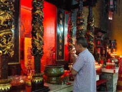 Ritual Pembersihan Rupang Dewa Sambut Tahun Baru Imlek